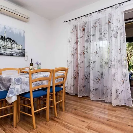 Two-bedroom Near Sea شقة