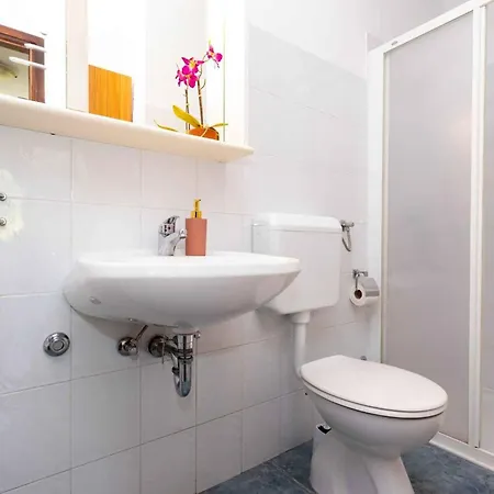 Two-bedroom Near Sea شقة