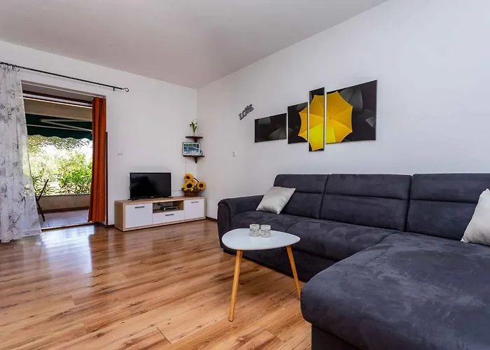 Two-bedroom Near Sea *