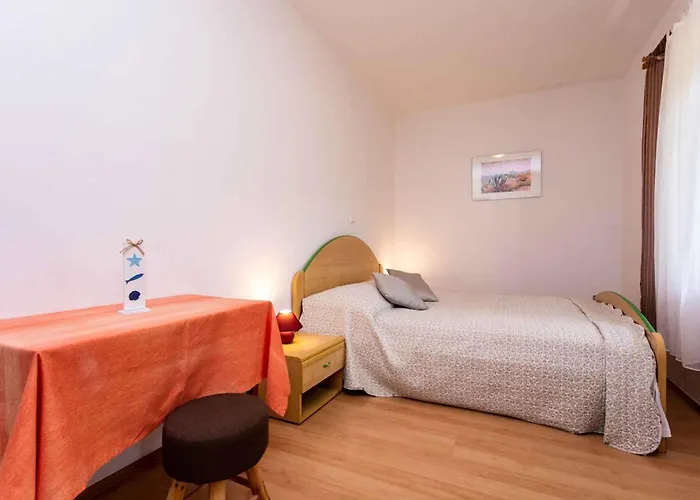 Two-bedroom Near Sea מאלינסקה