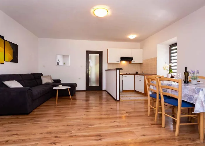 Two-bedroom Near Sea * מאלינסקה