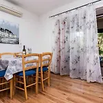 Two-bedroom Near Sea شقة