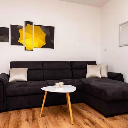 Two-bedroom Near Sea