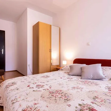 Two-bedroom Near Sea Apartment Malinska