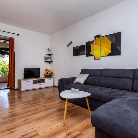 Two-bedroom Near Sea *
