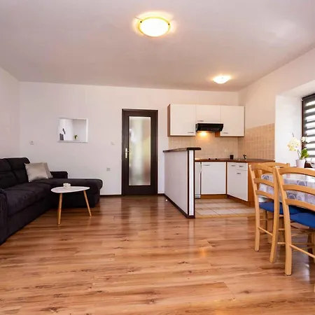 Two-bedroom Near Sea * Malinska