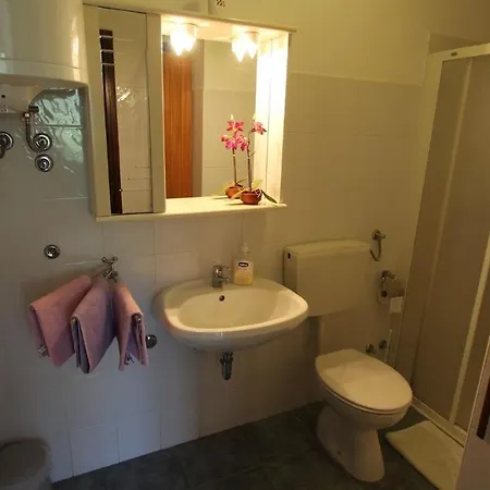 Two-bedroom Near Sea Apartment Malinska
