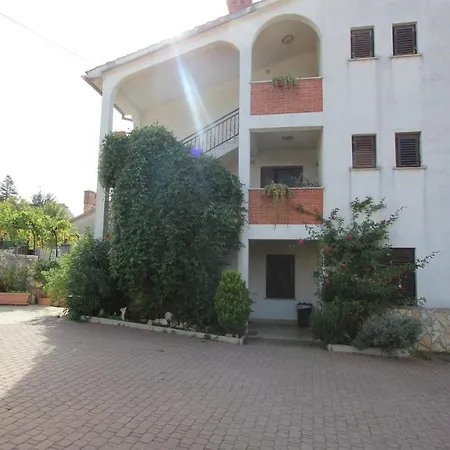 Two-bedroom Near Sea * Malinska