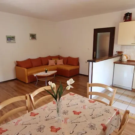 Two-bedroom Near Sea * Malinska