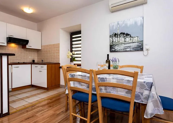 Two-bedroom Near Sea Малинска