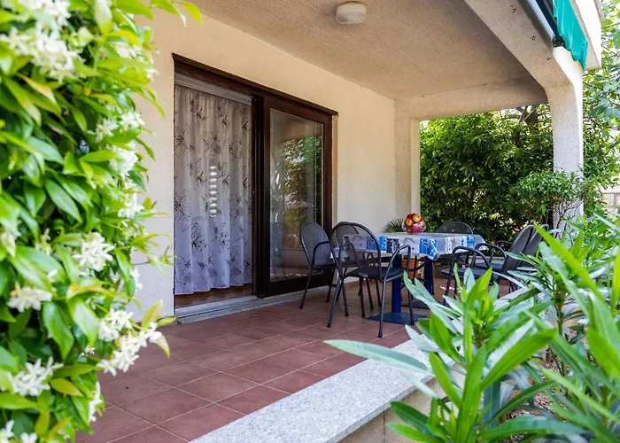 Two-bedroom Near Sea *